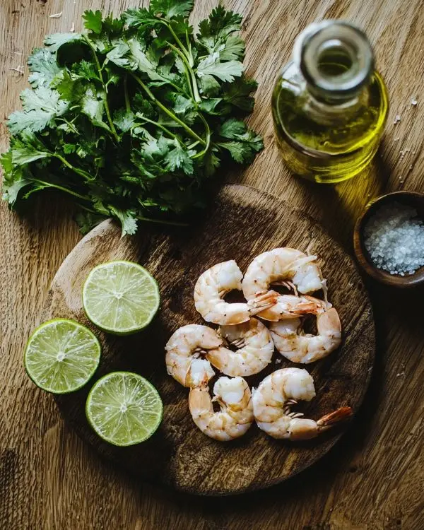 Brochettes de Crevettes Marinées Citron Vert & Coriandre 2 crevettes à la plancha, mariner les crevettes dans du jus de citron vert