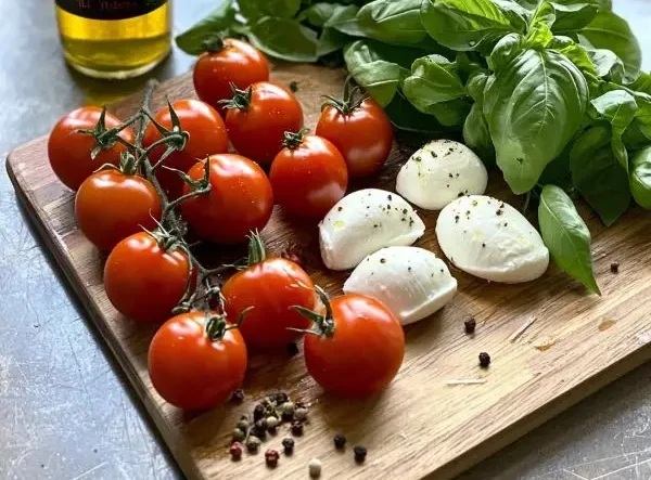Verrines Apéritives Tomates Cerises Confites, Mozzarella et Basilic 2 ingredients de Verrine Tomate et Mozzarella e1747935281127