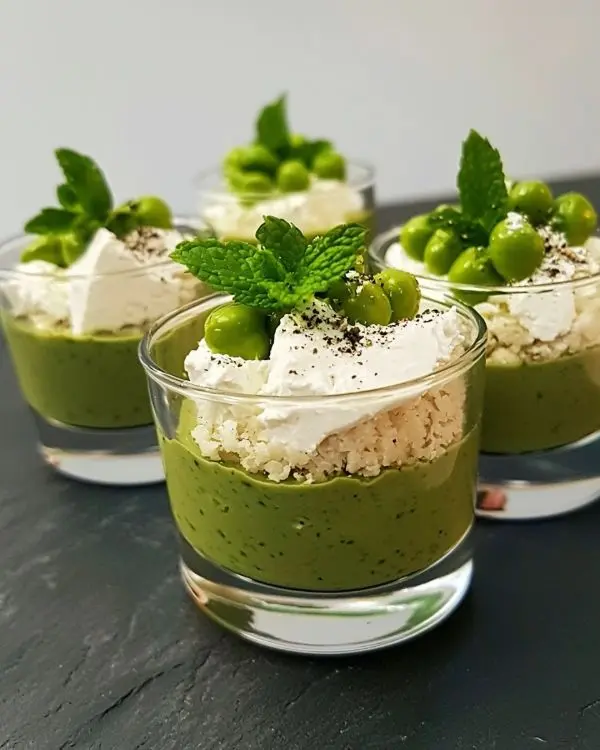 Verrines Crème de Petits Pois Frais à la Menthe Veloutées 4 Cubes de Feta et Crumble Salé
