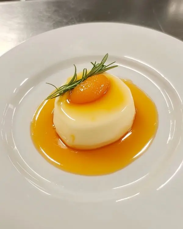 Panna Cotta à la Fleur d'Oranger Envoûtante 4 Panna Cotta à la Fleur d'Oranger, Coulis d'Abricots Frais et Romarin