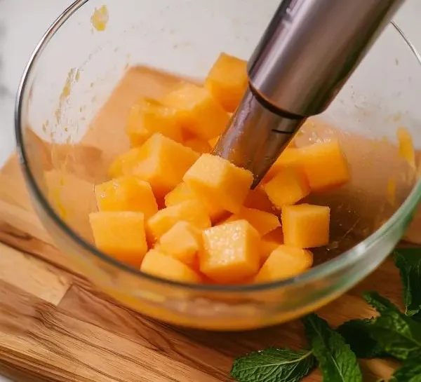 Gaspacho de Melon à la Menthe et Éclats de Jambon Cru 3 préparation Gaspacho de Melon à la Menthe