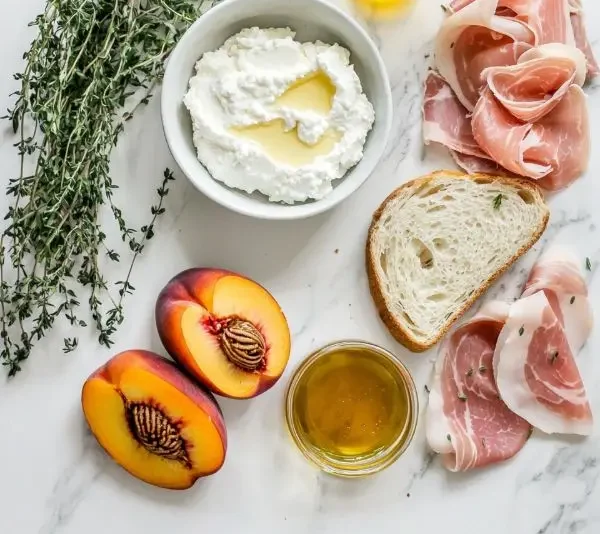 Tartines de Campagne Gourmandes 2 Ricotta Fouettée, Pêches Rôties au Thym et Jambon Serrano