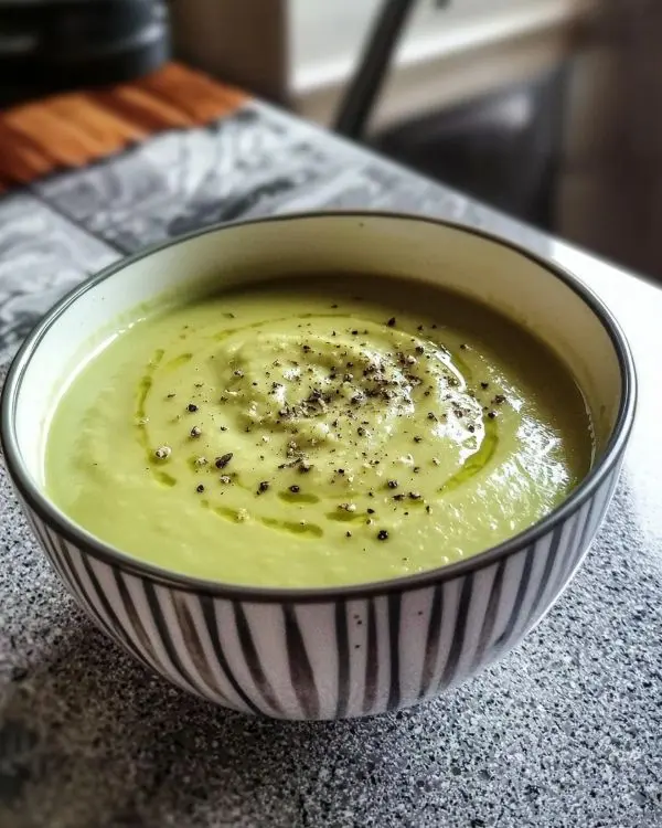 Velouté Glacé d'Avocat au Lait de Coco Crémeux 3 Velouté Glacé d'Avocat au Lait de Coco et Citron Vert, Pointe de Piment d'Espelette