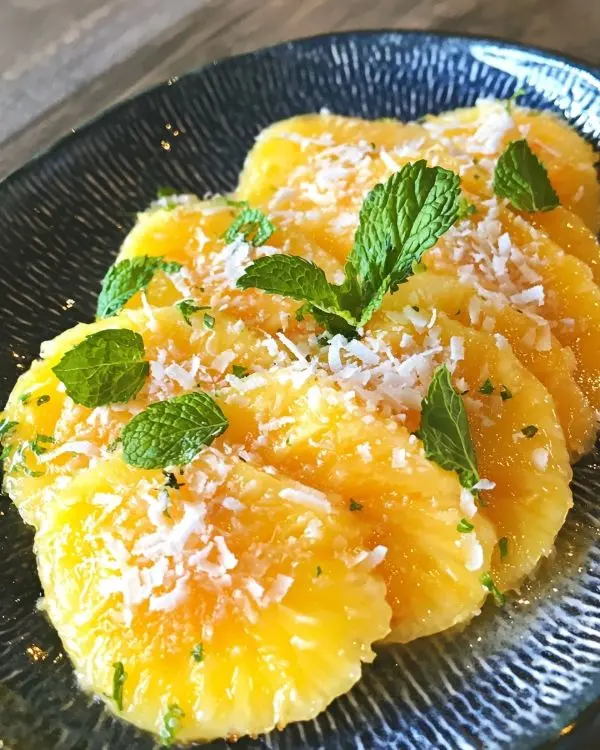 Carpaccio d'Ananas Mariné au Citron Vert et à la Menthe Explosif 4 recette Carpaccio d'Ananas Mariné au Citron Vert et à la Menthe, Éclats de Coco Grillée