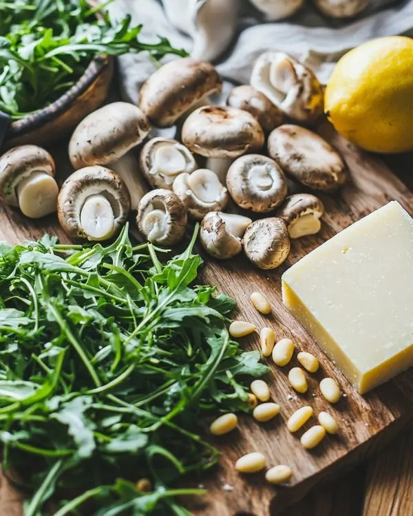 Carpaccio de Champignons de Paris Parfumé 2 Les ingrédients pour Carpaccio de Champignons de Paris aux copeaux de parmesan et pesto de roquette