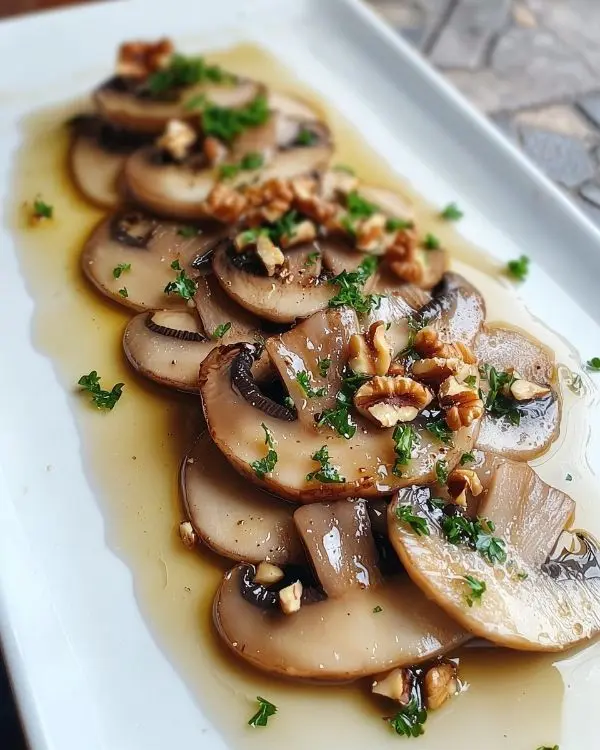 Carpaccio de Champignons de Paris Sublimé 3 Carpaccio de Champignons de Paris, Copeaux de Foie Gras, Vinaigrette à l'Huile de Noisette