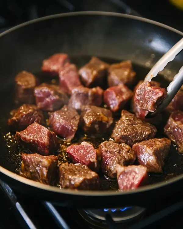 Les Meilleures Recettes Mijotés de Bœuf 3 Coloration de morceaux de bœuf pour mijoté - technique de cuisson professionnelle