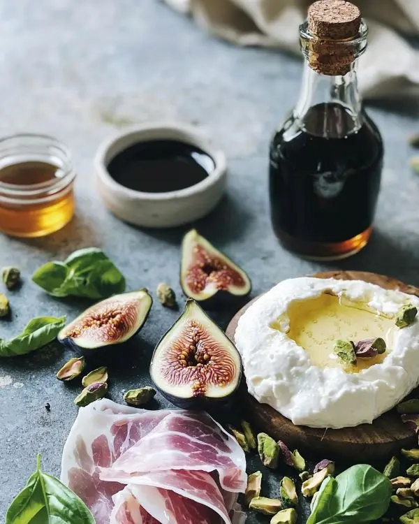 Burrata sur Figues Rôties Caramélisées 2 Les ingrédients pour Burrata sur Figues Rôties au Balsamique avec jambon de Parme
