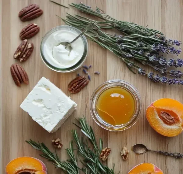 Feta Fouettée au Miel de Lavande Abricots Rôtis 2 Les ingrédients pour Feta Fouettée au Miel de Lavande, Abricots Rôtis au Romarin