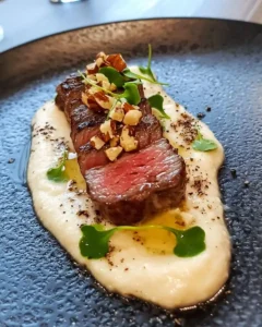 Tataki de Bœuf, Purée de Panais à la Truffe & Éclats de Noisettes