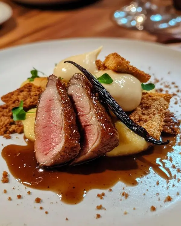 Tataki de Canard Laqué au Miel d'Épices Sublime 3 Tataki de Canard Laqué au Miel d'Épices avec purée de panais vanillée