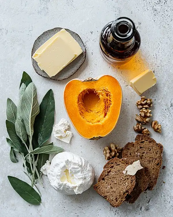 Les ingrédients pour Burrata sur Courge Butternut Rôtie, la Sauge, Sirop d’Érable, Crumble de Pain d’Épices Salé
