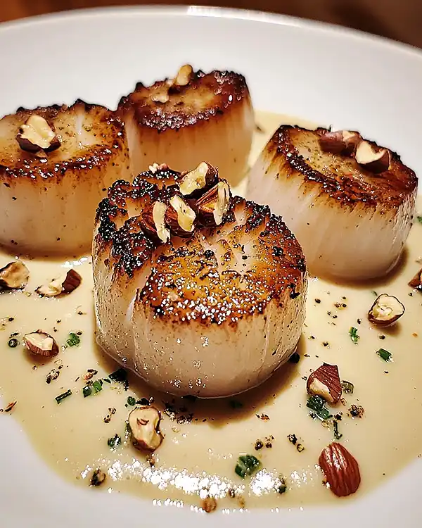 Noix de Saint-Jacques Snackées sur velouté de topinambour à la noisette
