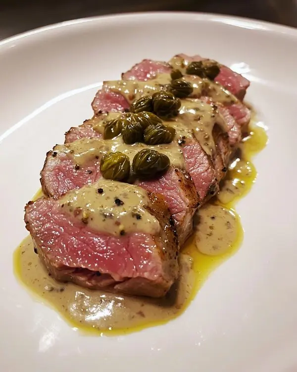 Tataki de Veau Sauce Vitello Tonnato & Câpres Frites 2 Tataki de Veau, Sauce Vitello Tonnato & Câpres Frites