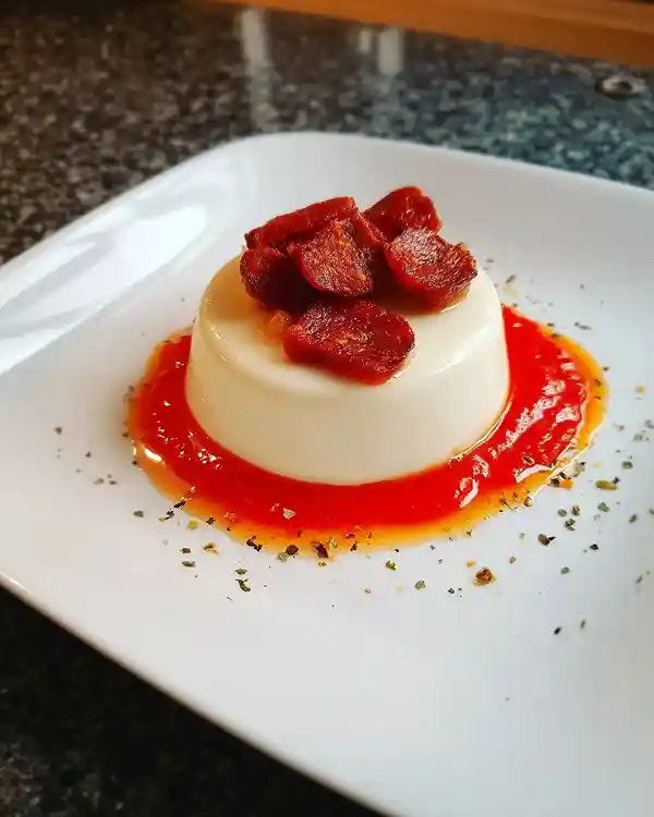 Panna Cotta Salée au Parmesan Coulis de Poivron Rouge Rôti & Éclats de Chorizo Croustillant