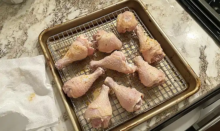 Mes Recettes Morceaux de Poulet 3 Préparation des pilons de poulet sur grille avant cuisson au four - technique pour obtenir une peau croustillante