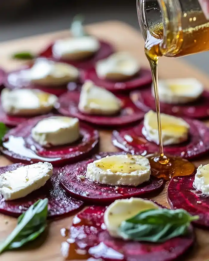 Carpaccio de Betterave Chioggia et Feta Fouettée 5 Préparation du la Carpaccio de Betterave Chioggia et Feta Fouettée & Hot Honey