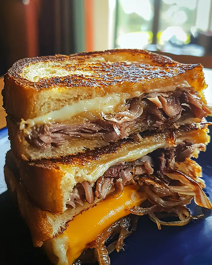 Croque-Monsieur Perdu au Confit de Canard, Cœur de Comté & Oignons Frits