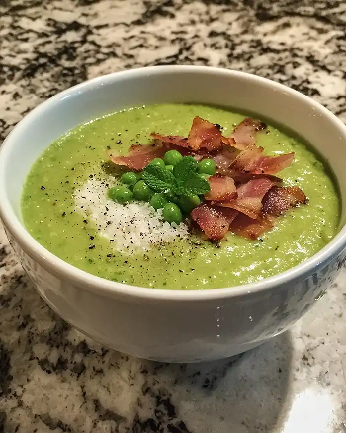 Île Flottante Salée au Parmesan sur Velouté Glacé de Petits Pois à la Menthe & Chips de Pancetta
