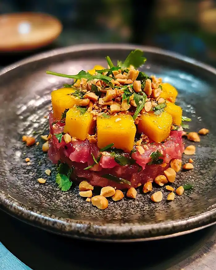 Tartare de Bœuf Façon Thaï et Vinaigrette Coco-Citronnelle 5 Recette Tartare de Bœuf Façon Thaï, Vinaigrette Coco-Citronnelle, Mangue Fraîche & Éclats de Cacahuètes
