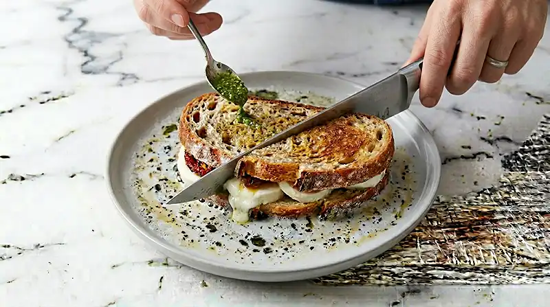 Préparation de la recette Pain Perdu Salé Façon Caprese Cœur Coulant de Mozzarella & Pesto