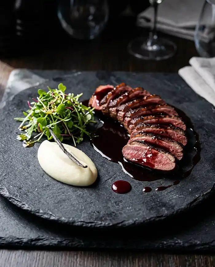 Magret de Canard Accompagnement Légumes 3 Tataki de magret de canard laqué aux fruits rouges avec purée de panais vanillée sur assiette ardoise - recette gastronomique