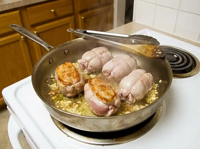 Paupiette de Veau Fondante 4 début de cuisson dans la sauteuse huile frémissante, ail finemen